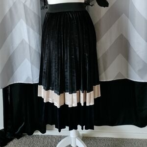 Velour Pleated skirt